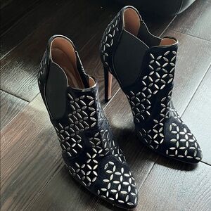 ALAÏA. black velvet booties with silver grommets. Size 37. Excellent condition